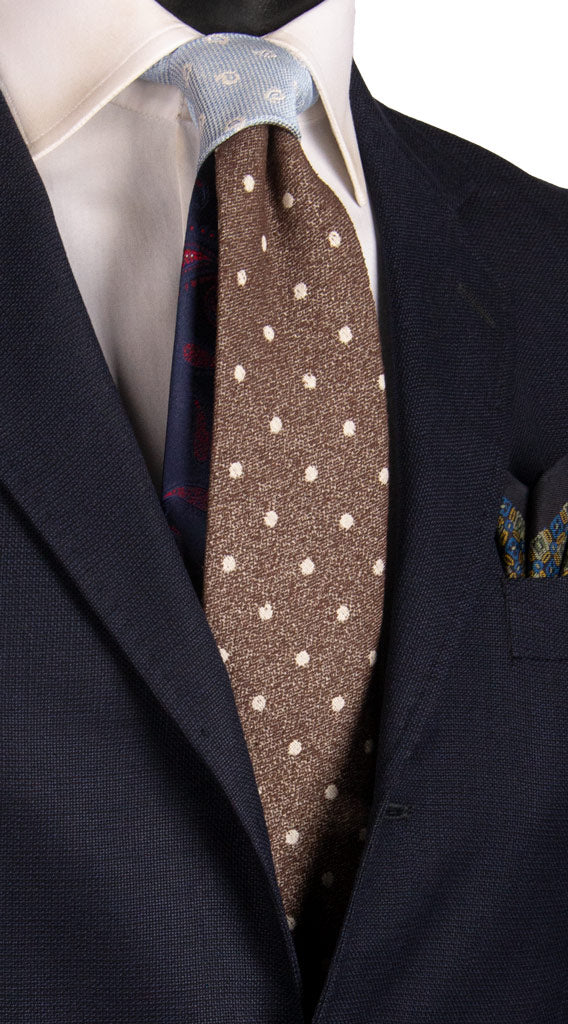 Cravatta Marrone Chiaro a Pois Bianchi Nodo in Contrasto Celeste Paisley Bianco N3184 Made in italy Graffeo Cravatte