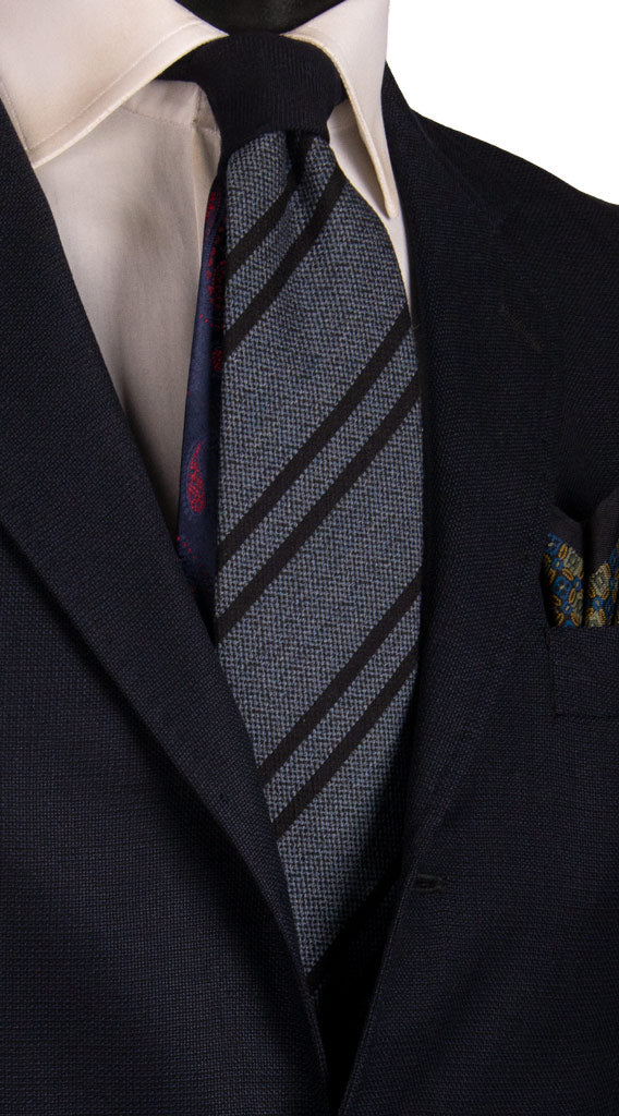 Cravatta Regimental Blu Navy a Righe Blu Nodo in Contrasto Blu N3195 Made in Italy Graffeo Cravatte