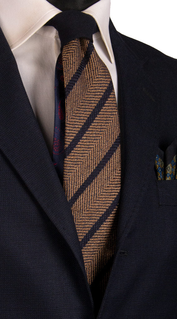 Cravatta Regimental Marrone a Righe Blu Nodo in Contrasto Blu N3181 Made in Italy Graffeo Cravatte