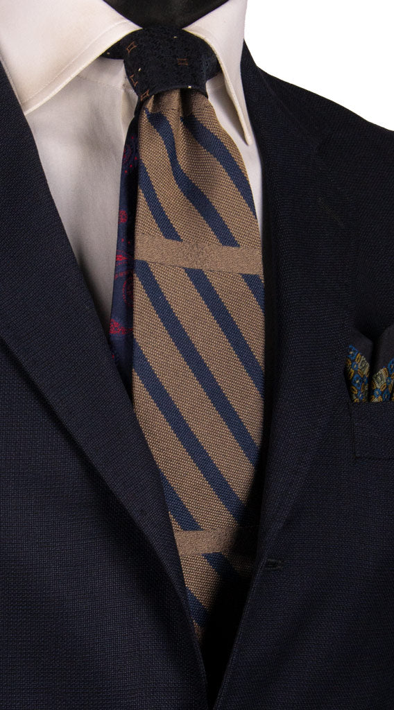 Cravatta Regimental Tortora a Righe Blu Nodo in Contrasto Blu Marrone Grigio Argento N3182 Made in italy Graffeo Cravatte