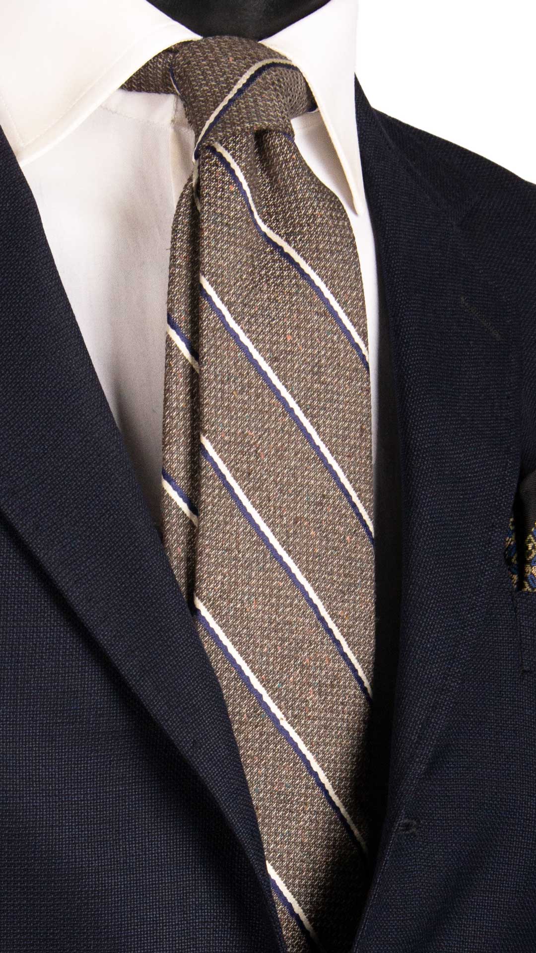 Cravatta-Regimental-in-Lana-Seta-Grigio-Tortora-Effetto-Tweed-con-Righe-Blu-Bianche-L1066