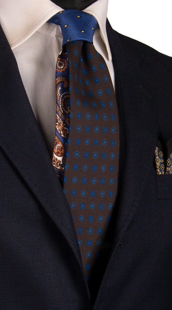 Cravatta Stampa Marrone Bruciato Fantasia Bluette Verde Nodo in Contrasto Bluette Giallo N3222 Made in Italy Graffeo Cravatte