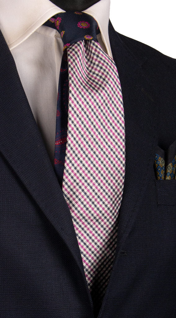 Cravatta a Quadri Bianca Blu Fucsia Nodo in Contrasto Blu Fucsia Giallo Oro N3203 Made in Italy Graffeo Cravatte